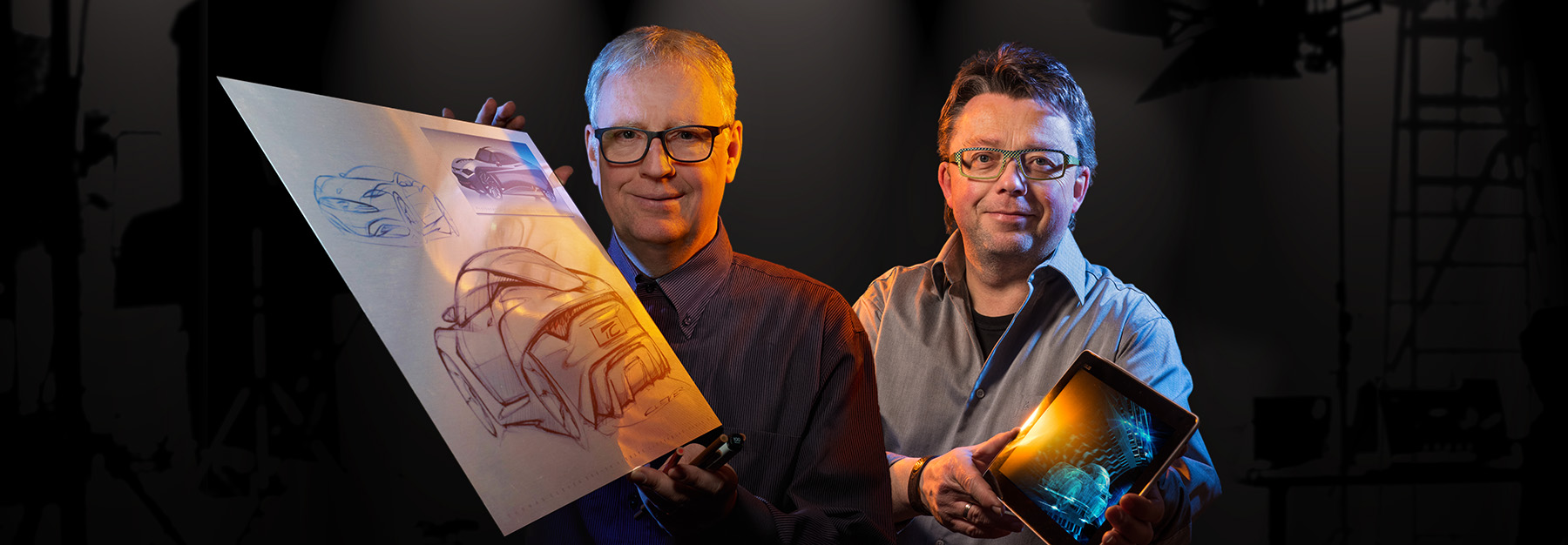 Designer Thomas Clever mit einer Handskizze und der Fotograf Peter Hildebrandt mit einem Tablet in der Hand.